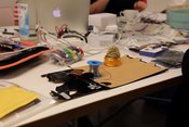 Tisch mit Arbeitsmaterialien beim Innovationstag Tisch mit Arbeitsmaterialien beim Innovationstag