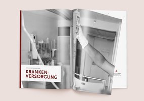Der Kapiteleinstieg zur Krankenversorgung lädt durch ein großes Bildmotiv ein, die nächsten Seiten des Jahresberichtes zu lesen.