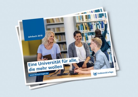 Der Jahresbericht 2018 »Lebenslanges Lernen« der FernUniversität in Hagen liegt auf einem Tisch.