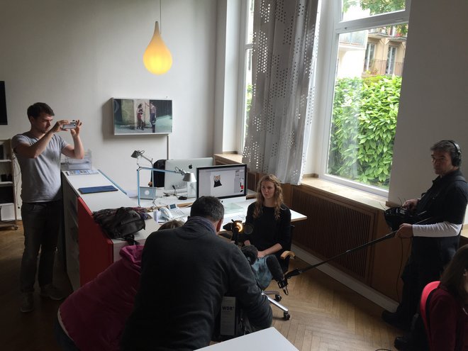 Das WDR Lokalzeit Köln Team ist zu Besuch bei Mehrwert und filmt die Entstehung der Skizze des Maskottchens von Fortuna Köln.
