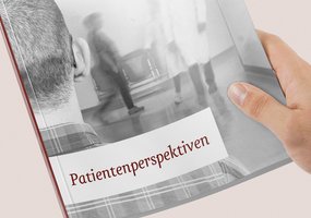 Nahaufnahme das Berichtscovers »Patientenperspektiven«, welches ein Foto mit Blick über die Schulter eines Patienten zeigt.